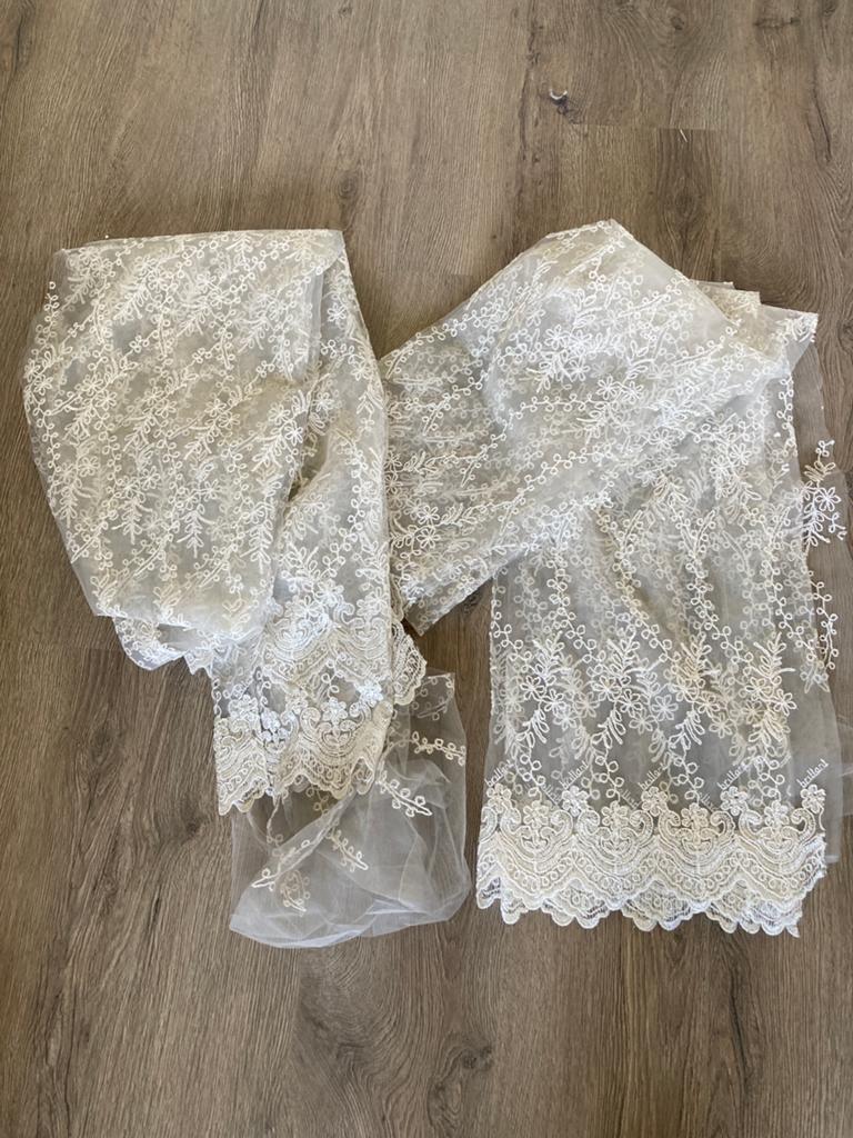 Bruiloft Kanten stroken stof ter versiering - voor boog?, Ophalen of Verzenden, Zo goed als nieuw, Wit, Accessoires