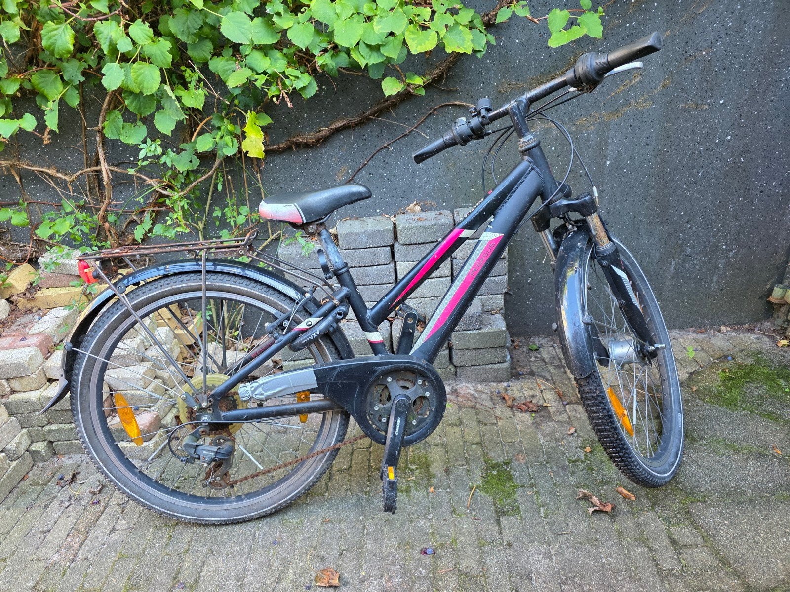 Gebruikte kinderfiets 24 inch, zwart/roze,  opknapper, Ophalen, Gebruikt, Velgrem