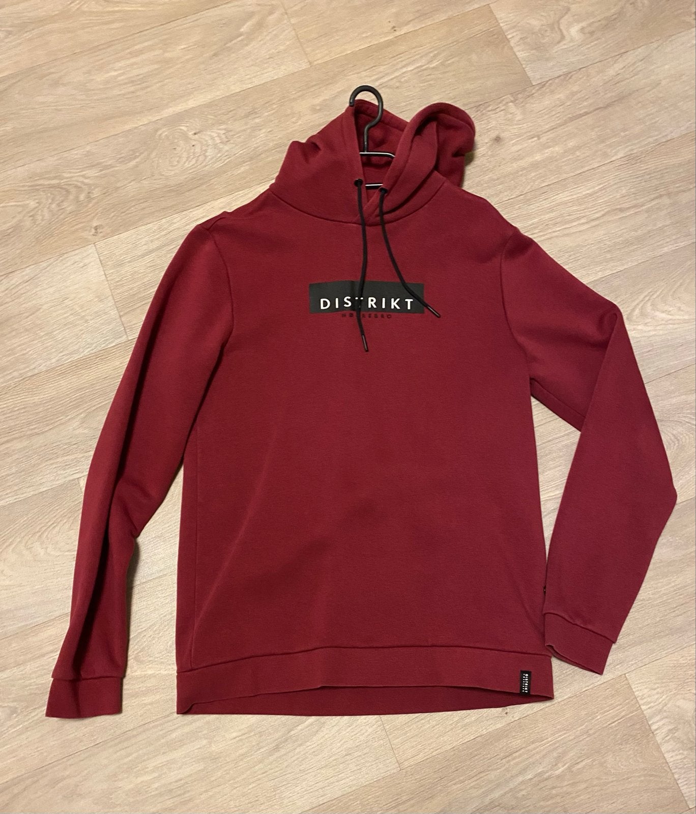 Bordeaux rode hoodie Distrikt Norrebro - Maat M, Ophalen of Verzenden, Zo goed als nieuw, Maat 48/50 (M), Rood