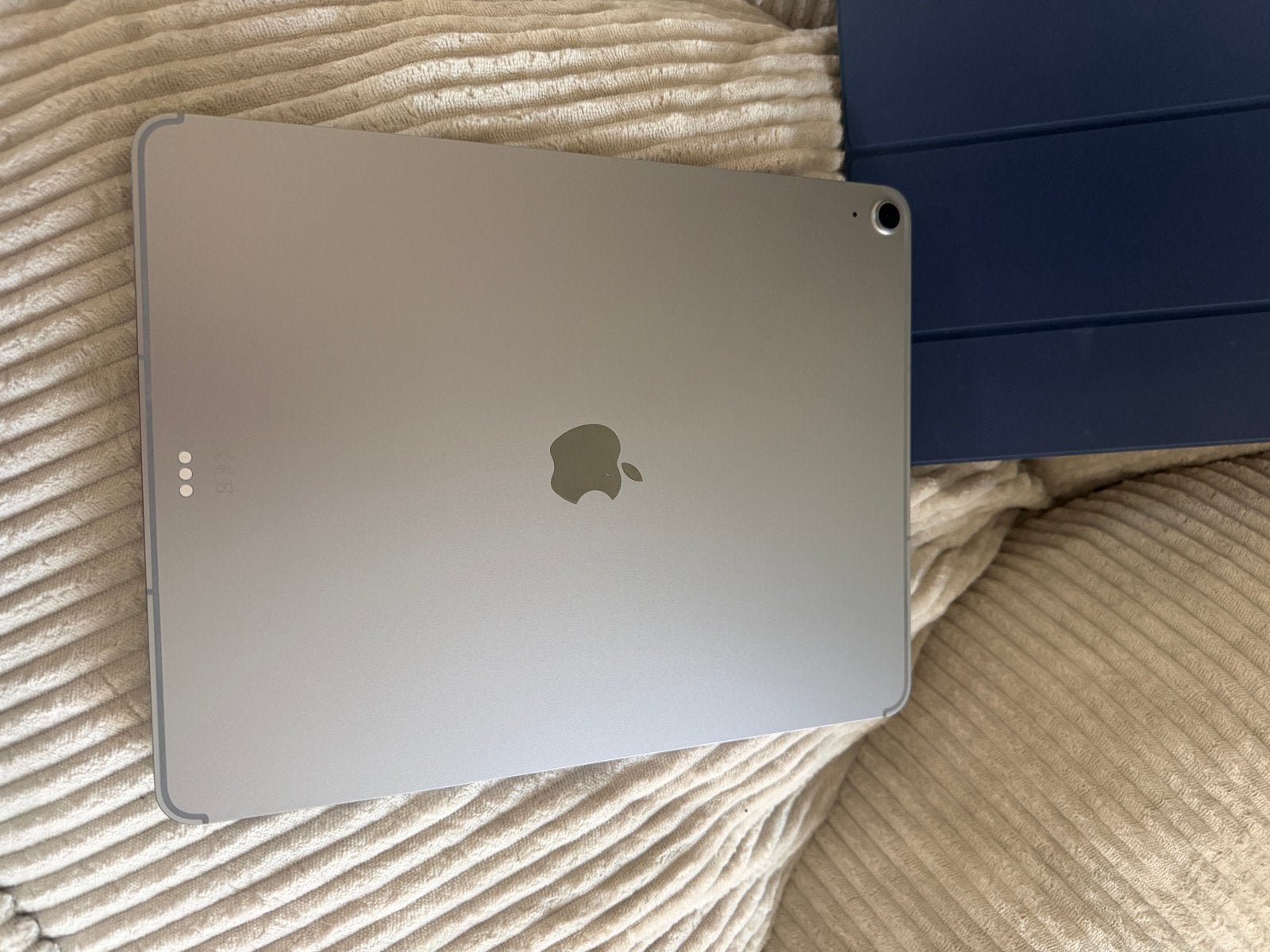 Foto 3 van Apple iPad Air 2025 13 inch 128 GB + originele hoes