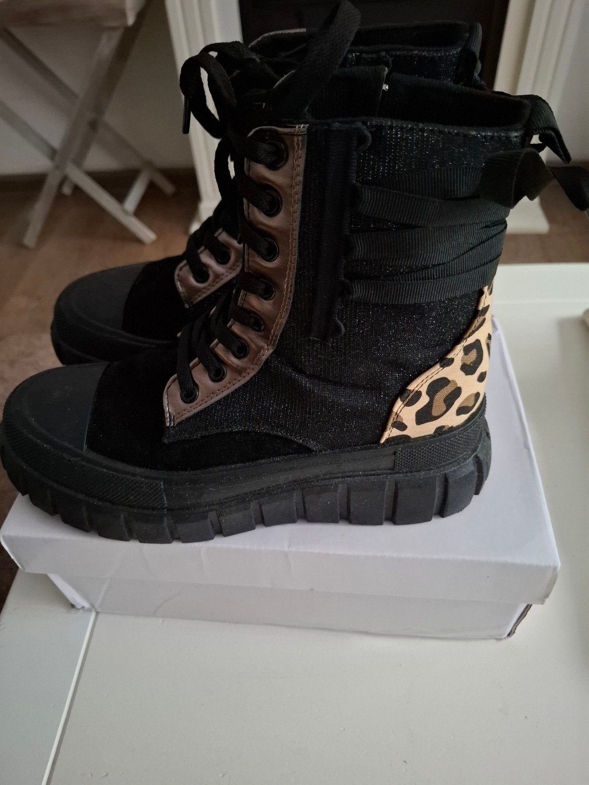 Stoere zwarte laarzen met glitter en panterprint, Zwart, Lage of Enkellaarzen, Nieuw, Ophalen of Verzenden