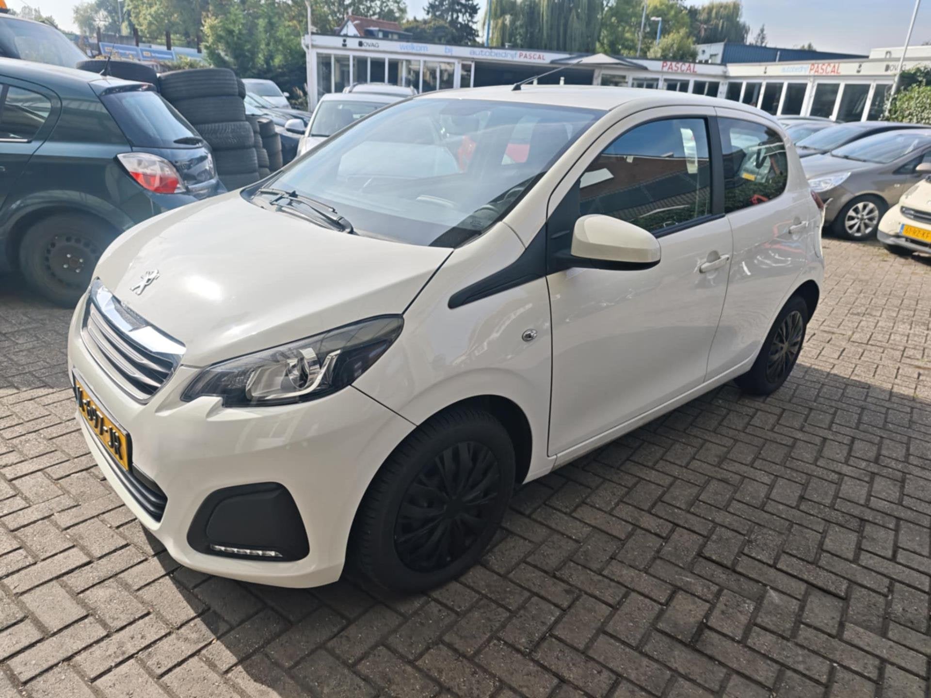 Peugeot 108 1.0 e-VTi | Carplay | Camera | Airco | NAP! |, Voorwielaandrijving, Gebruikt, Euro 6, 4 stoelen