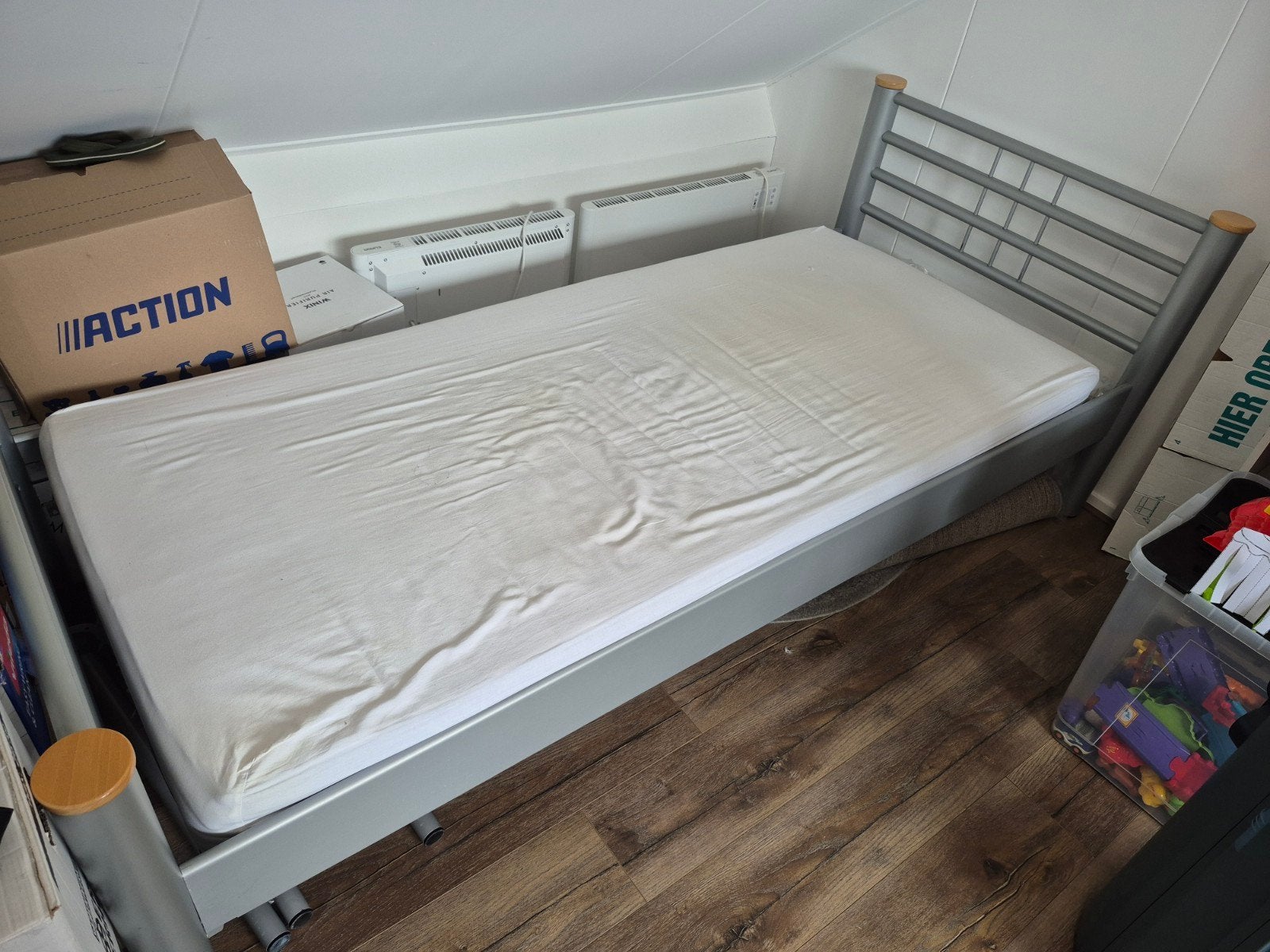 Eenpersoonsbed 90x210 cm - Grijs metaal met houten accenten, Huis en Inrichting, Slaapkamer | Bedden, Ophalen, Gebruikt, 90 cm