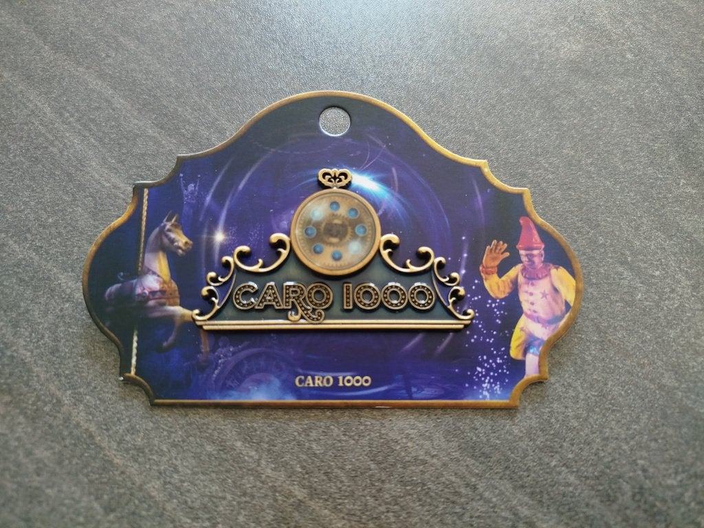 Een speciaal uitgebrachte pin voor de 1000e show van Caro, Ophalen of Verzenden, Nieuw, Button of Speldje