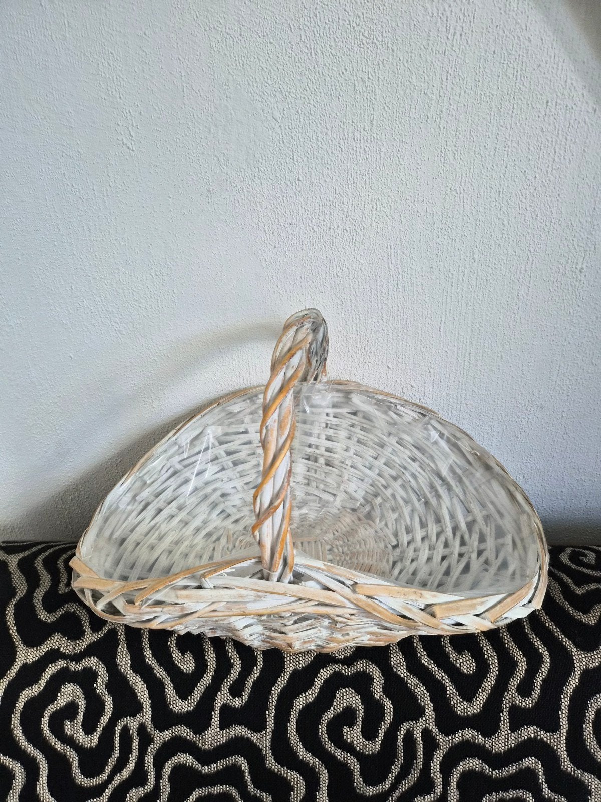Witte rieten mand met plastic binnenkant, Huis en Inrichting, Gebruikt, Ophalen of Verzenden, Landelijk, Natuurlijk materiaal