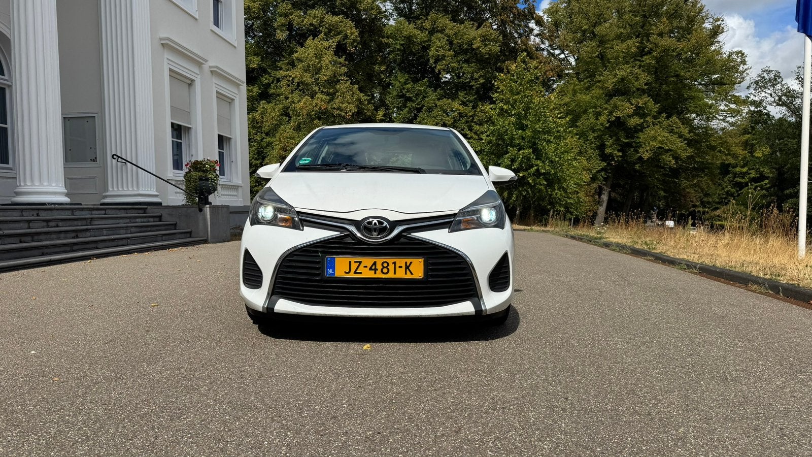 Toyota Yaris 1.0 12V Vvt-i 5DR 2016 Wit, Auto's, Voorwielaandrijving, 40 €/maand, Euro 6, Bluetooth
