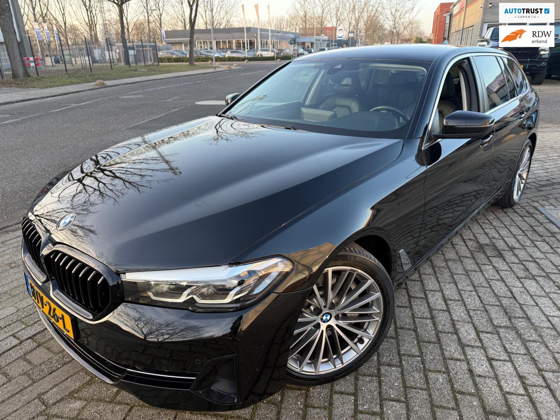 BMW 5-serie Touring 530i HYBRID 2022 HIGH EXECUTIVE AUT LEDE, Automaat, Achterwielaandrijving, Gebruikt, Zwart