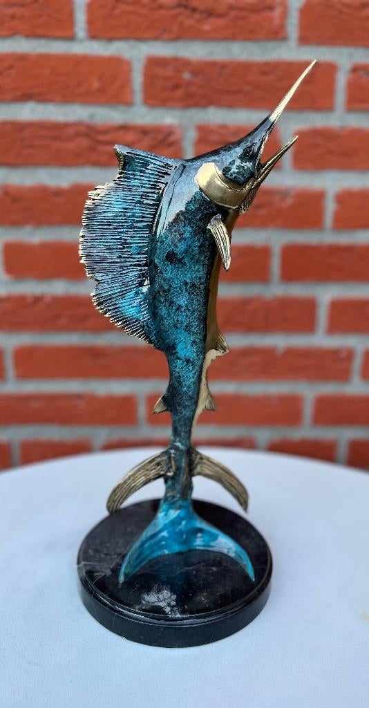 Bronzen beeld van een zeilvis op een marmeren voet., Ophalen of Verzenden, 20 - 50 cm, Handgemaakt, Beeld