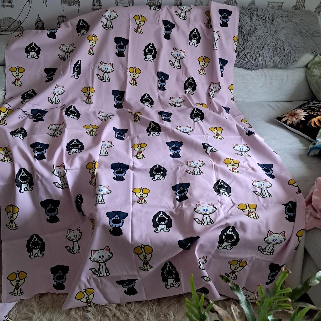 Roze Woezel en pip ( gordijn) stof 145 x 210 cm 2404, Hobby en Vrije tijd, Stoffen en Lappen, 120 cm of meer, Ophalen of Verzenden