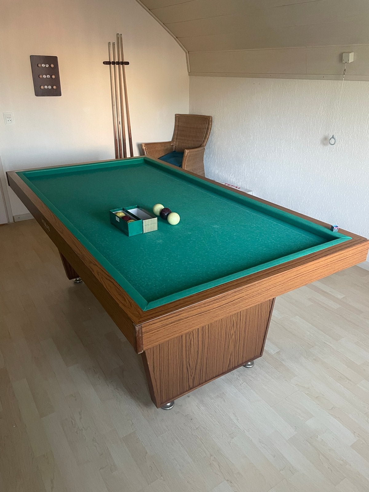 HOMAS Biljarttafel compleet met keuen en ballen, Sport en Fitness, Biljarten en Poolen, Ophalen, Gebruikt, Biljarttafel