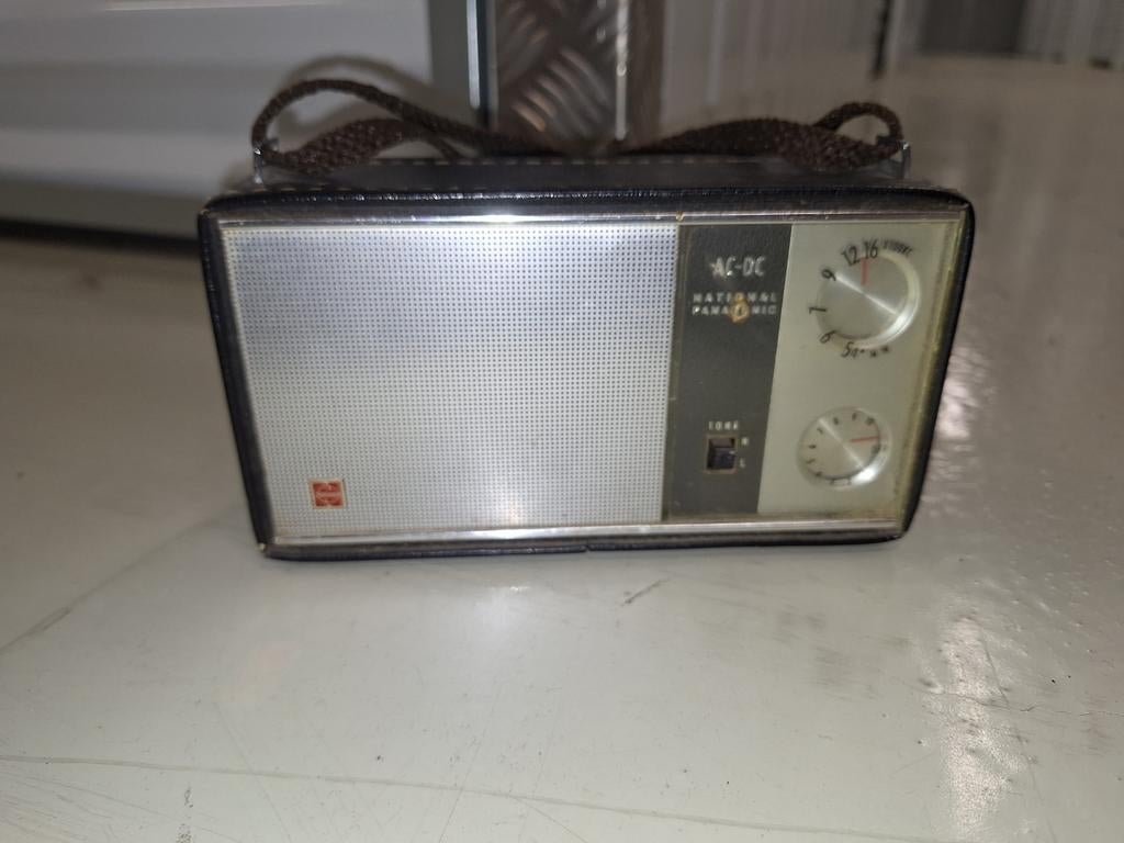 Antieke Draagbare radio, Ophalen