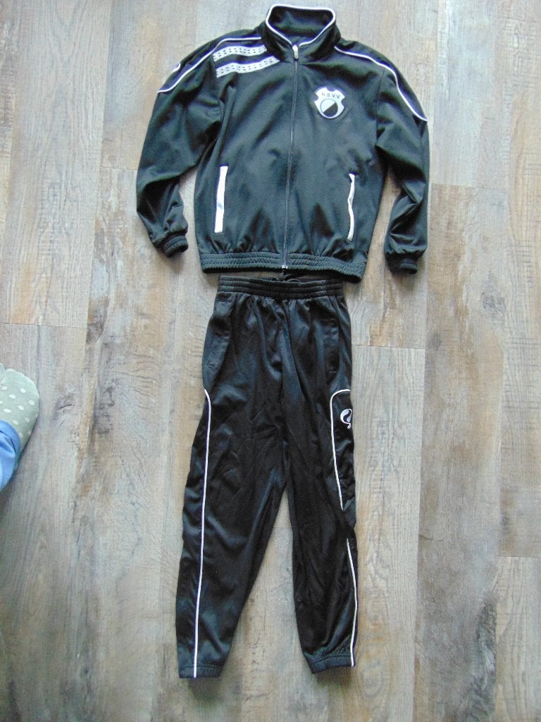 Quick trainingspak zwart maat 140 / 146 N.S.V.V. broek + jas, Ophalen of Verzenden, Zo goed als nieuw, Setje, Jongen