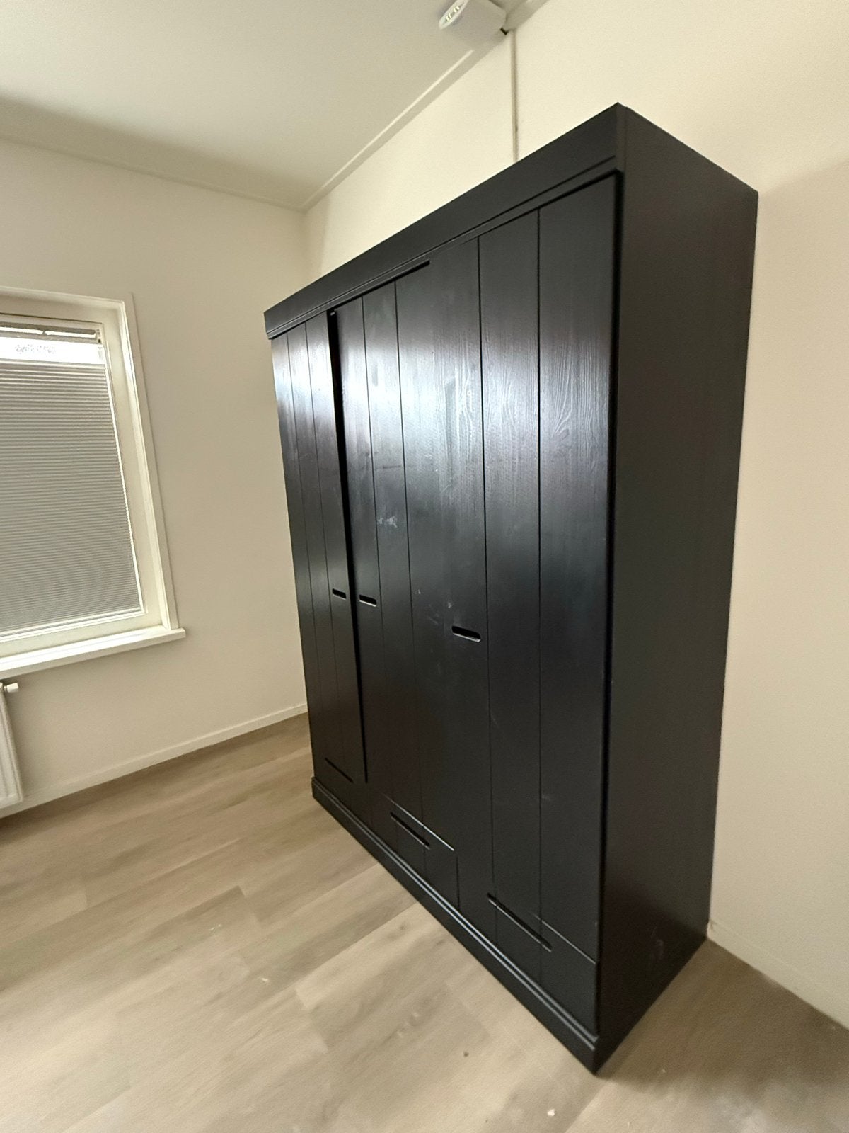 Zwarte kledingkast met schuifdeuren en lades, Huis en Inrichting, Ophalen, Gebruikt, 100 tot 150 cm, Met lade(s)