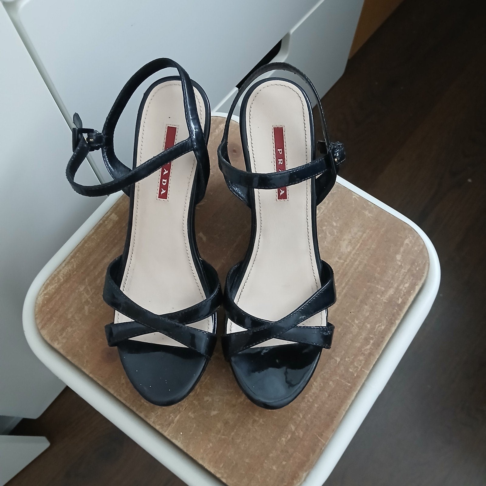 Prada Zwarte Lakleren Sleehak Sandalen zgan, Prada, Zwart, Gedragen, Sandalen of Muiltjes