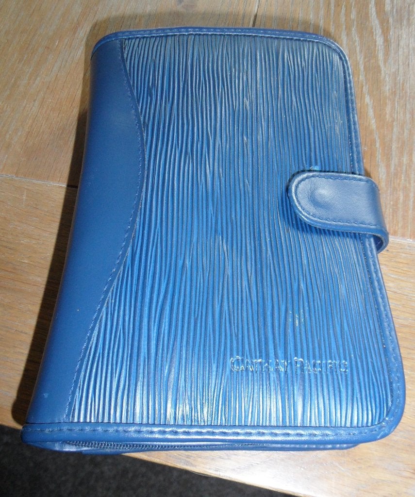 Amenity kit van Cathay Pacific in vorm van agenda-omslag, Ophalen of Verzenden, Zo goed als nieuw, Blauw, Heer of Dame
