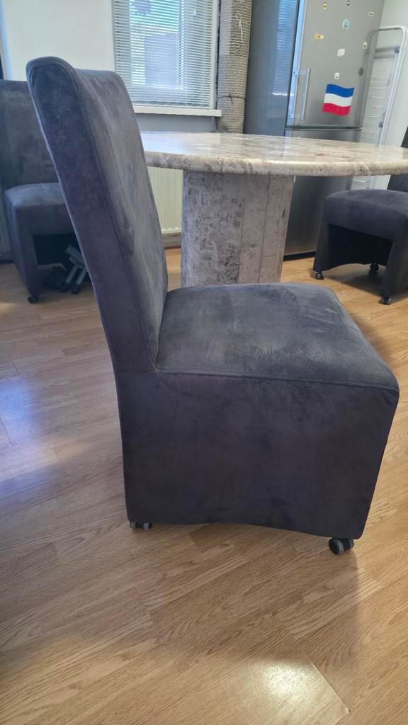 4 donkergrijze eetkamerstoelen met wielen, Ophalen, Gebruikt, Vier, Stof
