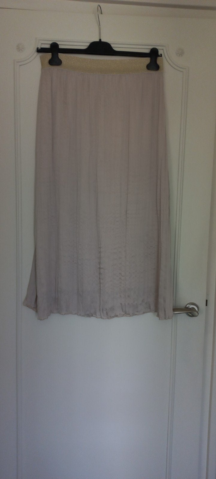 Elegante beige plissé rok met gouden tailleband, Kleding | Dames, Maat 38/40 (M), Beige, Esqualo, Ophalen of Verzenden
