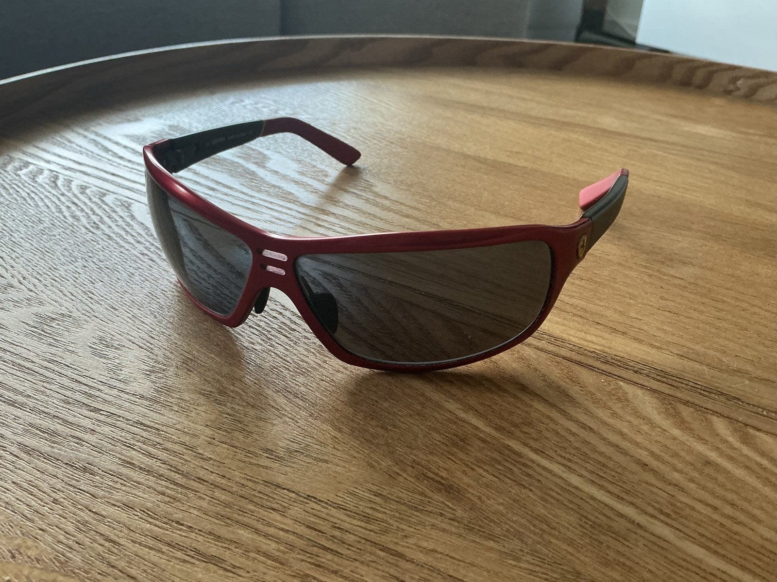 Ferrari zonnebril - rood met donkere glazen, Overige merken, Zonnebril, Ophalen of Verzenden, Zo goed als nieuw
