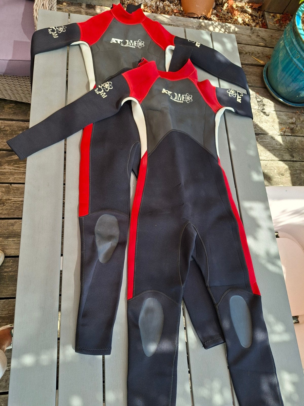 Twee Atom wetsuits, maat XL en 2XL ong 10 jarige, in goede, Wetsuit, Kind, Ophalen of Verzenden, Zo goed als nieuw