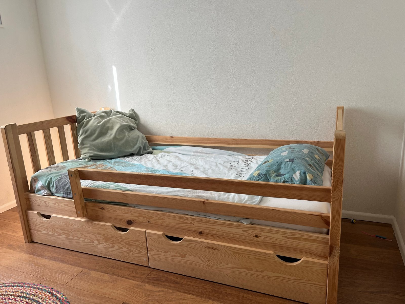 Kinderbed met lades - massief grenen, Ophalen, Gebruikt, 90 cm, Eenpersoons