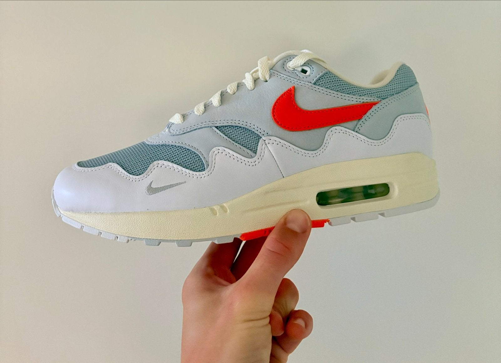 Nike Air Max 1 Patta Waves White/Hyper Crimson Maat 44, Kleding | Heren, Schoenen, Wit, Nieuw, Ophalen of Verzenden, Sneakers of Gympen