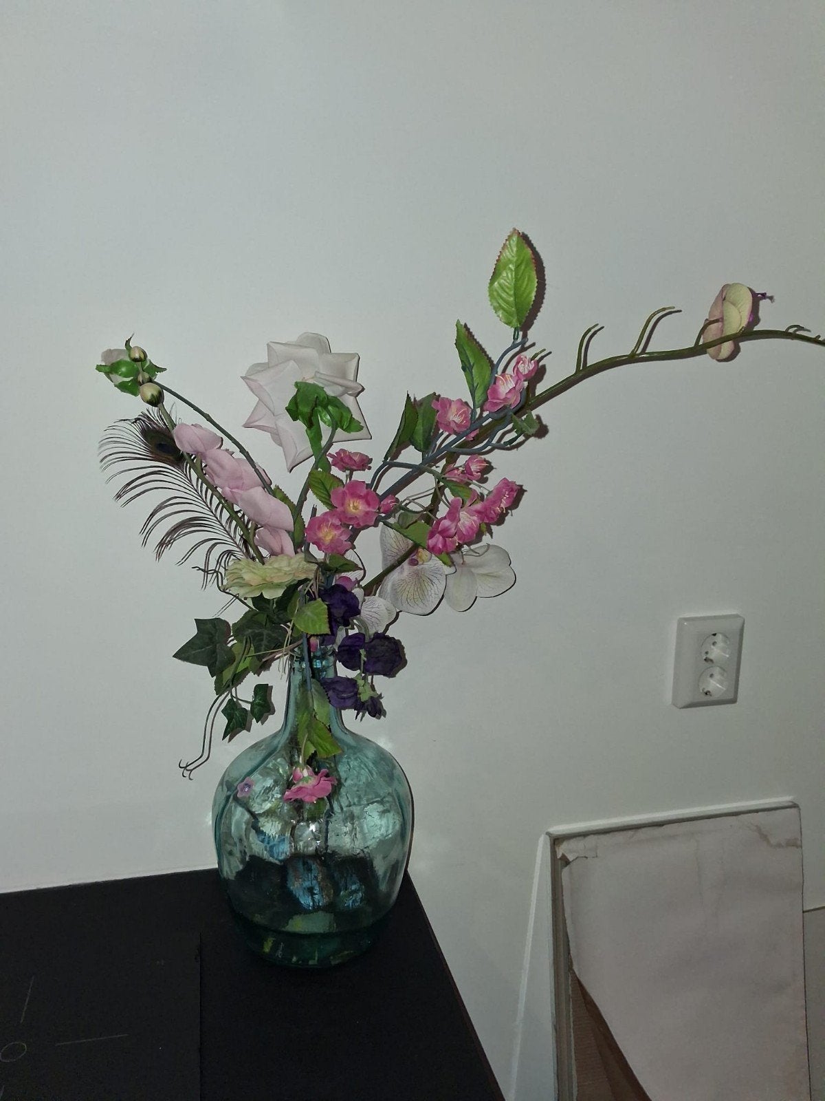Grote glazen vaas met kunstbloemen, Huis en Inrichting, Woonaccessoires | Vazen, Gebruikt, Meerkleurig, Inclusief decoratie, Ophalen of Verzenden