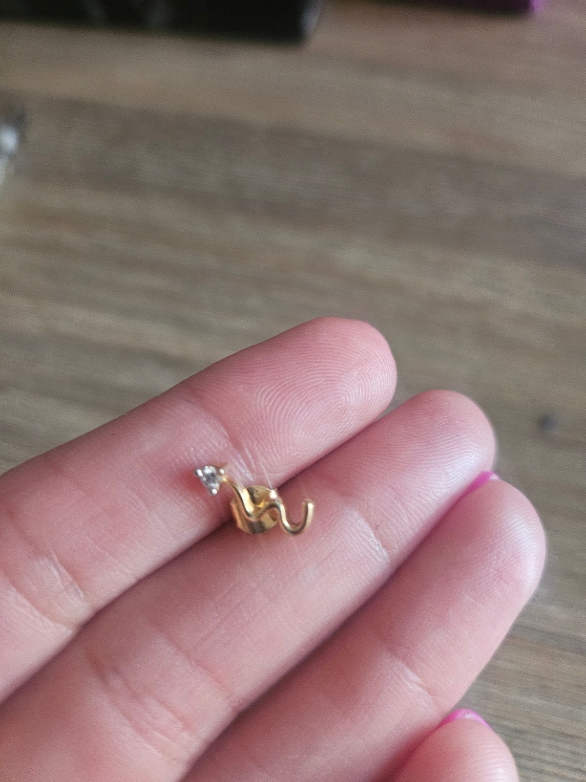 Gouden oorbel met steentje, Ophalen, Oor- of Traguspiercing, Zo goed als nieuw, Goud