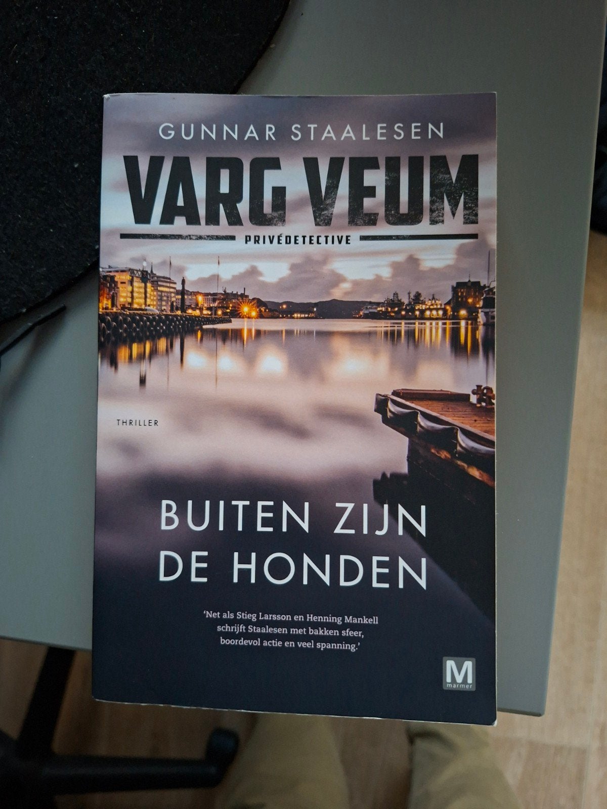 Gunnar Staalesen - Buiten zijn de honden, Ophalen of Verzenden, Zo goed als nieuw, Gunnar Staalesen