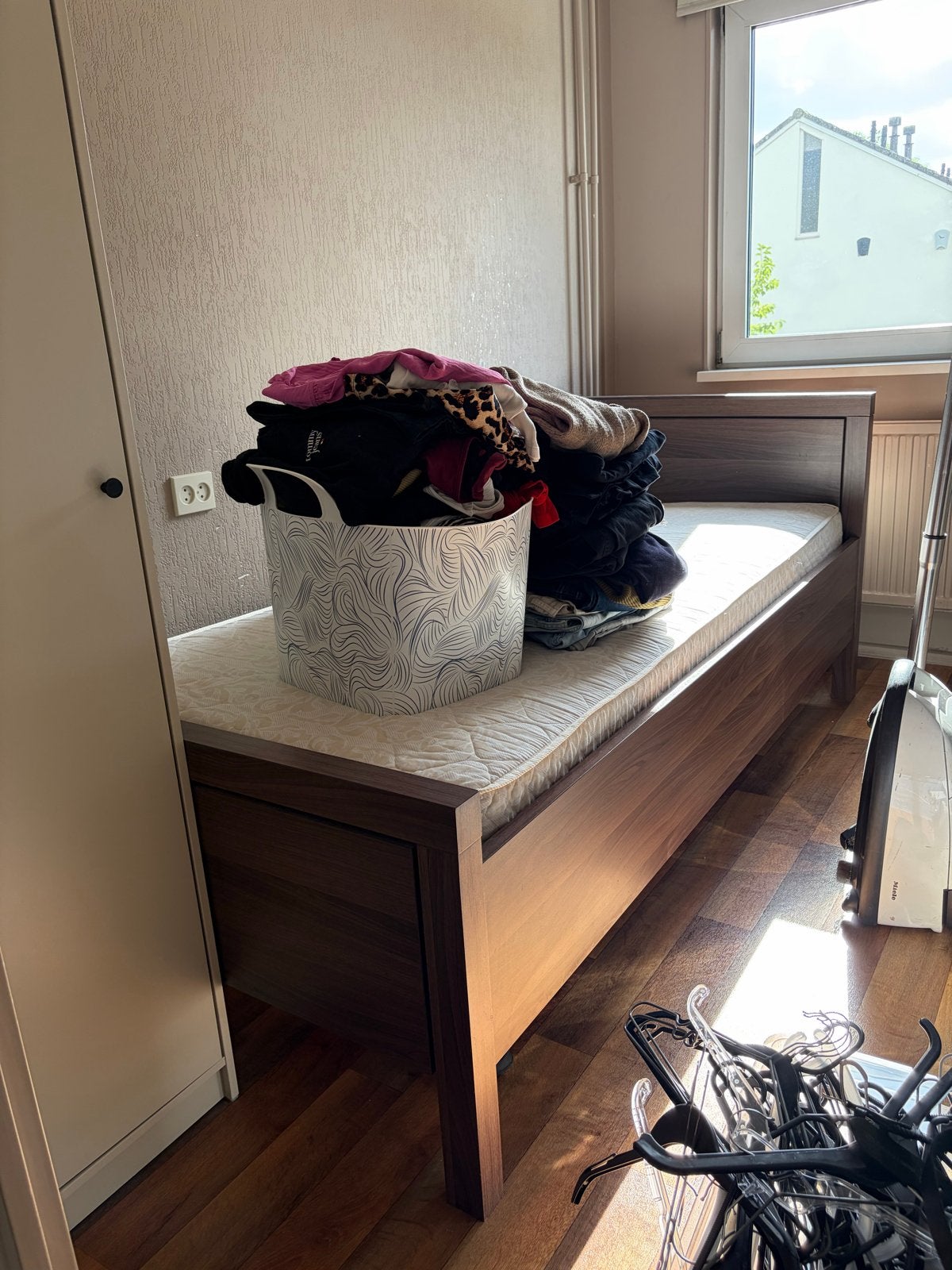 Hoog senioren bed met verstelbare lattenbodem en nachtkast, Ophalen, Gebruikt, Minder dan 45 cm, 55 tot 70 cm