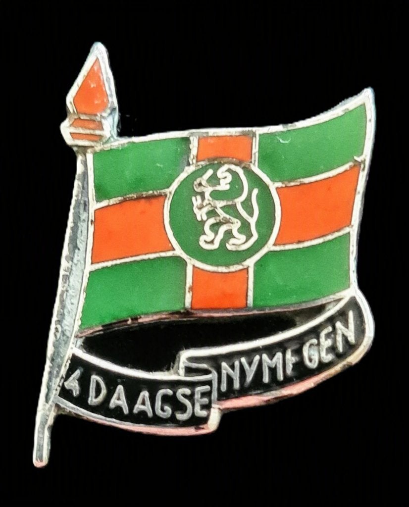 Nijmegen 4 daagse speld- emaille, Verzamelen, Verzenden, Zo goed als nieuw, Sport, Speldje of Pin