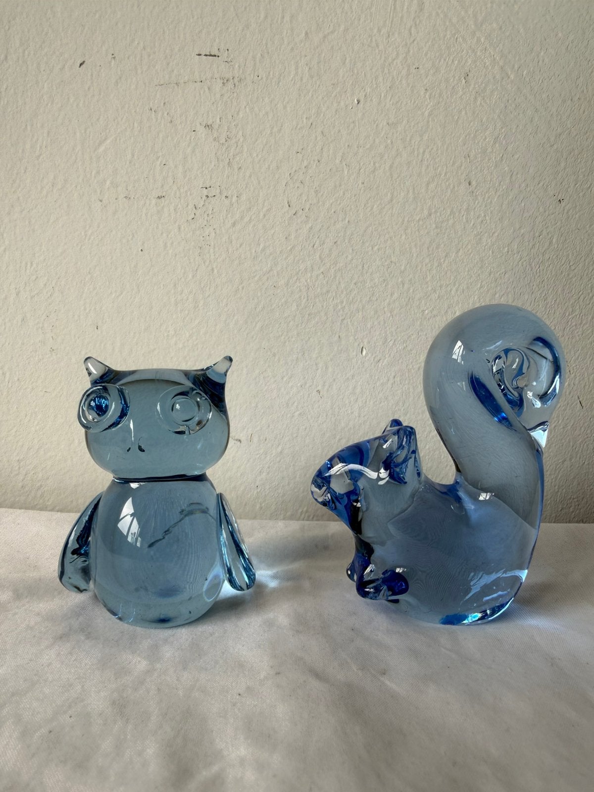 Twee Murano beeldjes blauw glas uil en eekhoorn, Ophalen of Verzenden