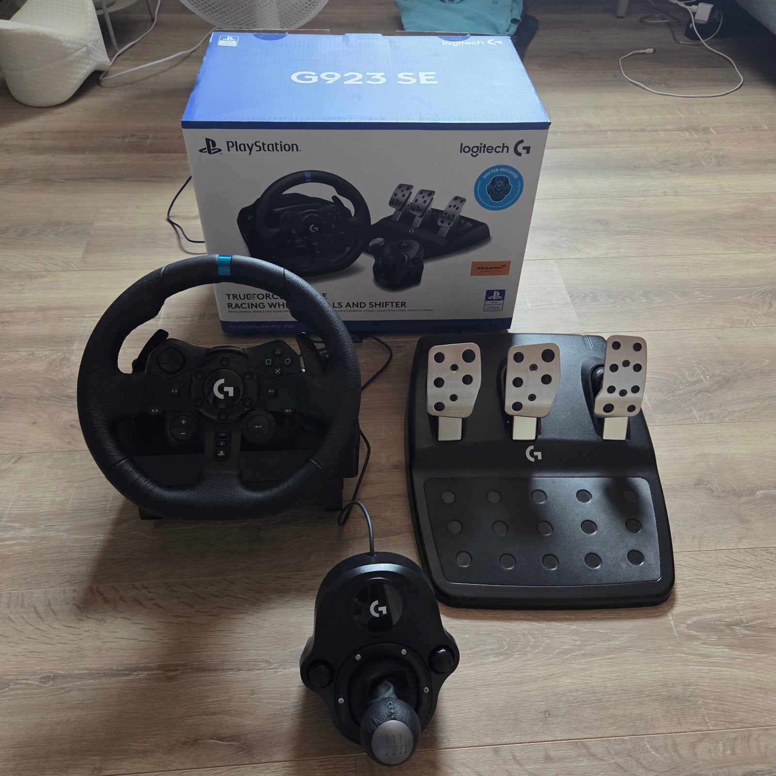 g923 logitec stuur met shifter, Spelcomputers en Games, Spelcomputers | Xbox | Accessoires, Verzenden, Zo goed als nieuw, Stuurtje of Sportattribuut
