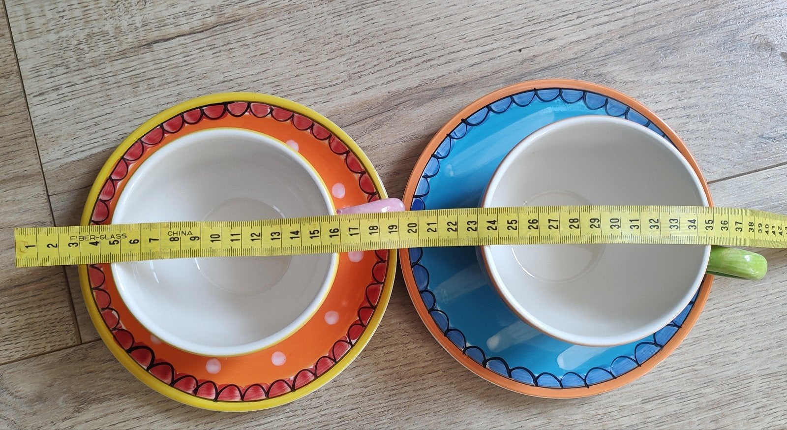 Blond: Grote theemokken met schotel - 'Tea for Two' design, Keramiek, Ophalen of Verzenden, Zo goed als nieuw, Kop(pen) en/of Schotel(s)