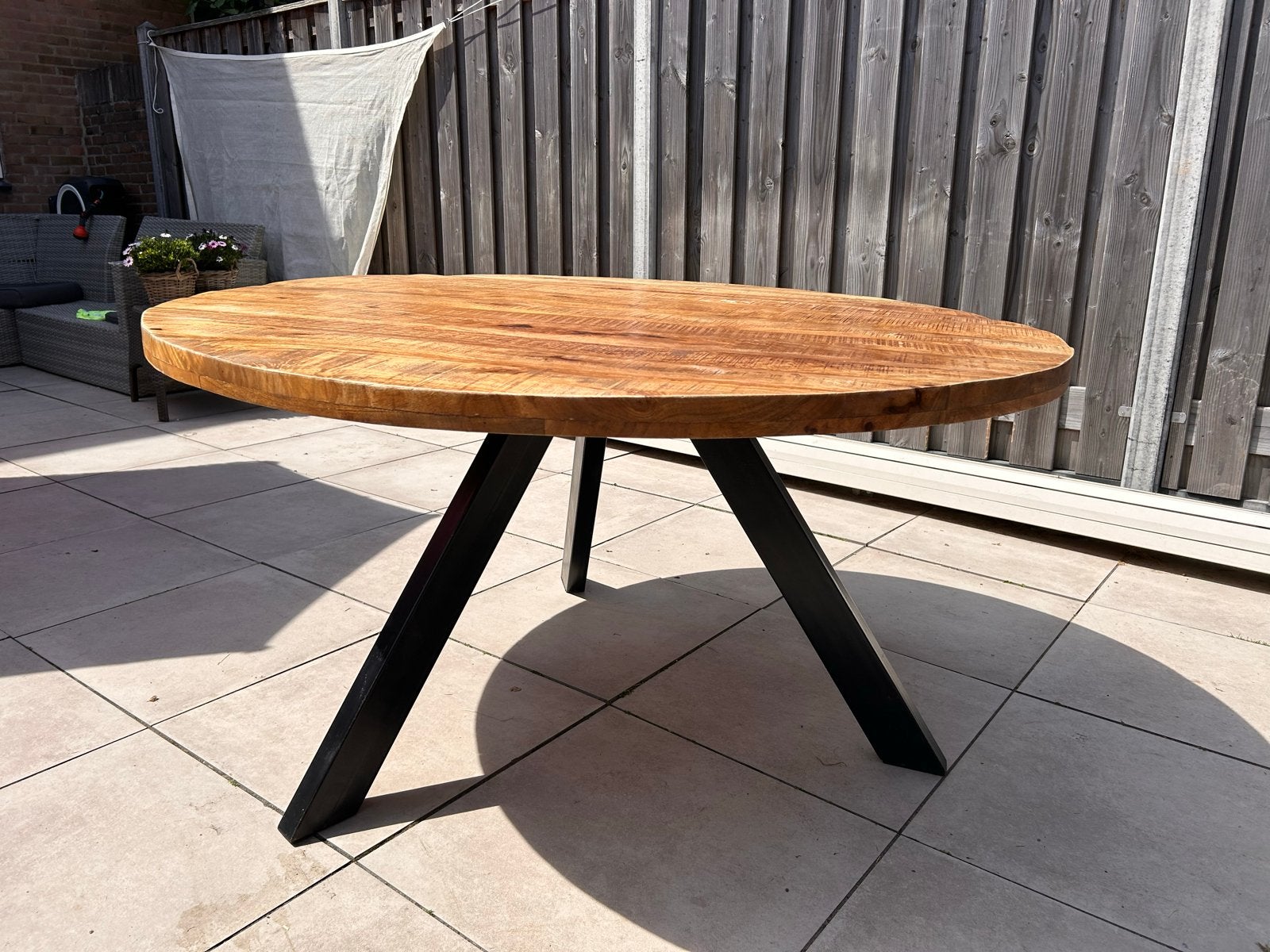 Ronde eettafel van mangohout met zwart metalen onderstel, Ophalen, Gebruikt, 100 tot 150 cm, Rond