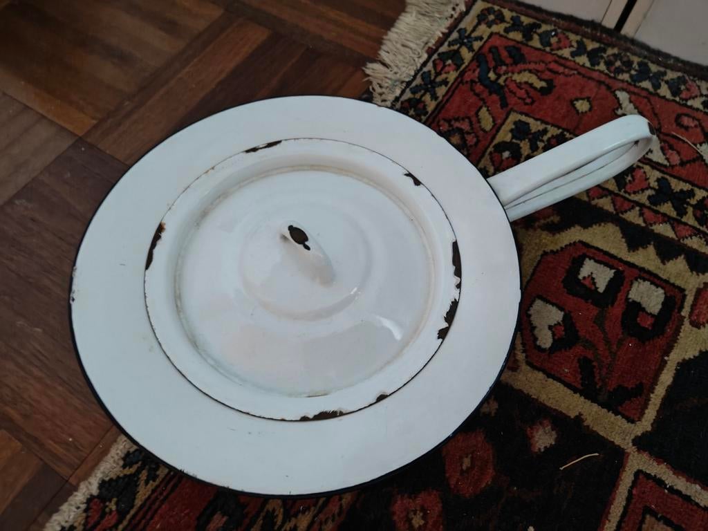 Antieke geëmailleerde bedpan met deksel, Ophalen