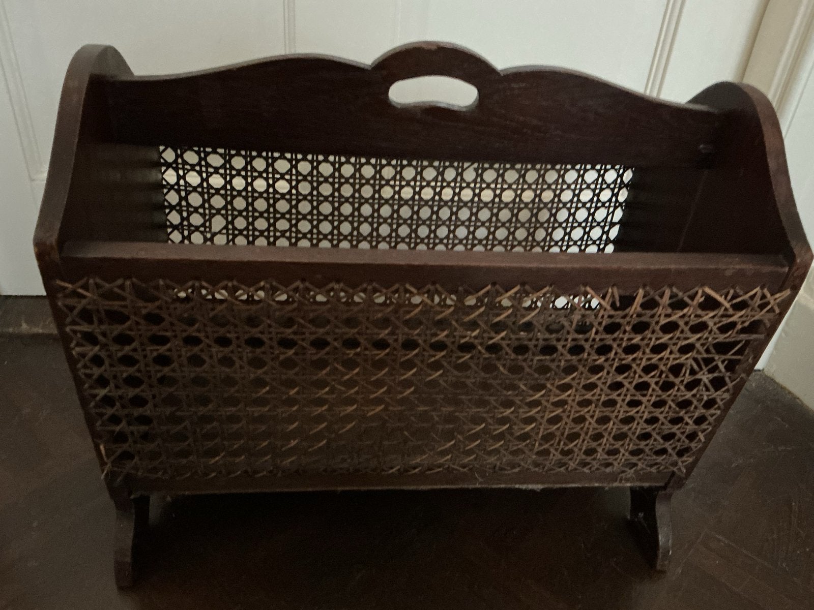Vintage houten krantenbak met rotan details, Huis en Inrichting, Ophalen, Meerdere vakken, Gebruikt, Vintage