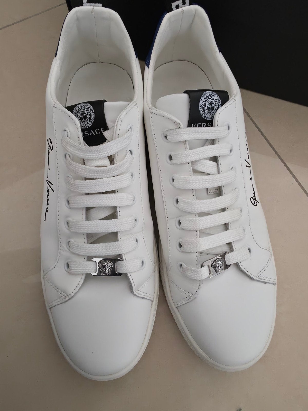 Versace sneakers maat 41
Weinig gedragen, als nieuw!

Origin, Ophalen of Verzenden, Zo goed als nieuw, Wit