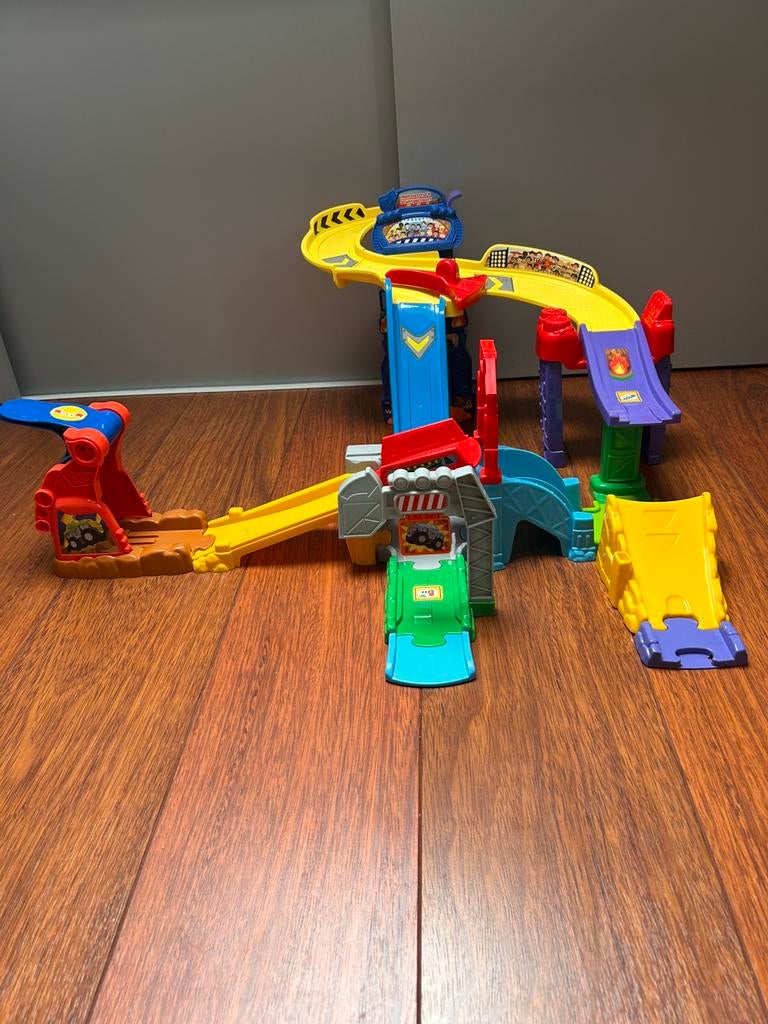 Toet toet auto’s monstertruck stuntparcours, Ophalen, Zo goed als nieuw, 2 tot 4 jaar
