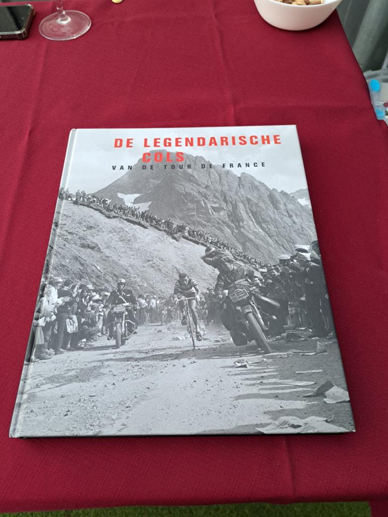 Te koop mooi boek over de legendarische cols Tour de France, Boeken, Geschiedenis | Stad en Regio, Ophalen of Verzenden, Zo goed als nieuw