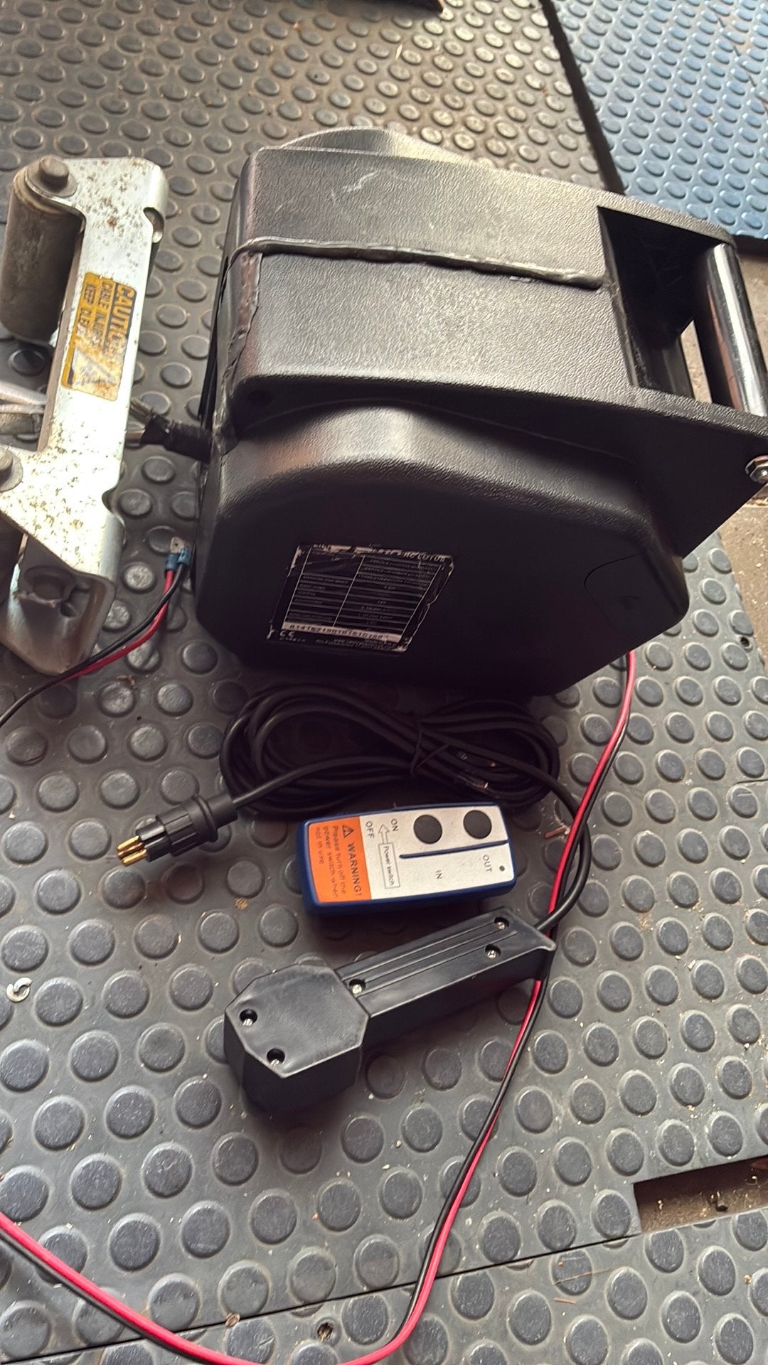 12 volt lier met afstandsbediening accu en accubak met lader