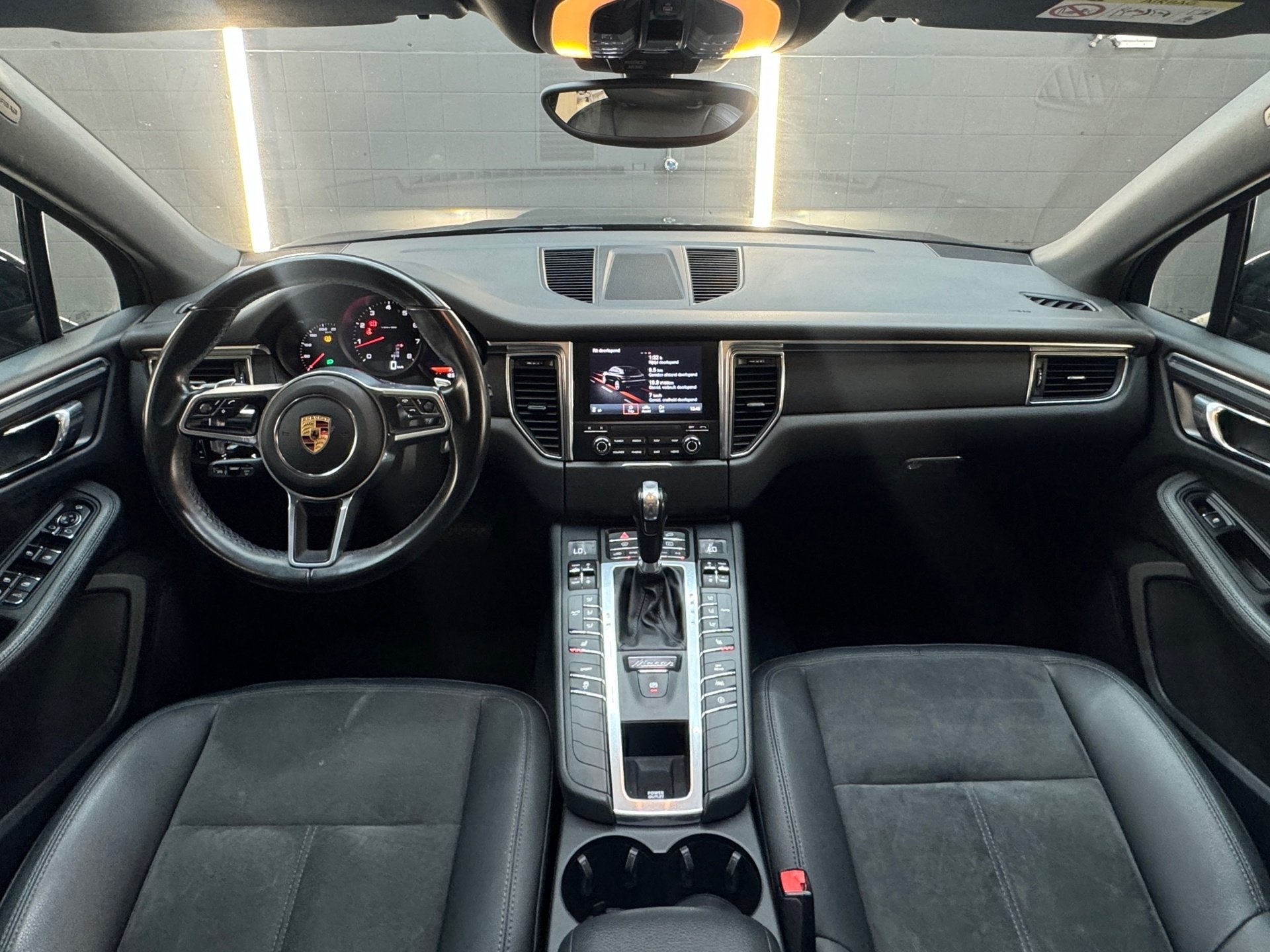 Porsche Macan 2.0 252PK Panorama|ACC|Trekhaak|21”|Alcantar, Automaat, Adaptive Cruise Control, Gebruikt, Zwart