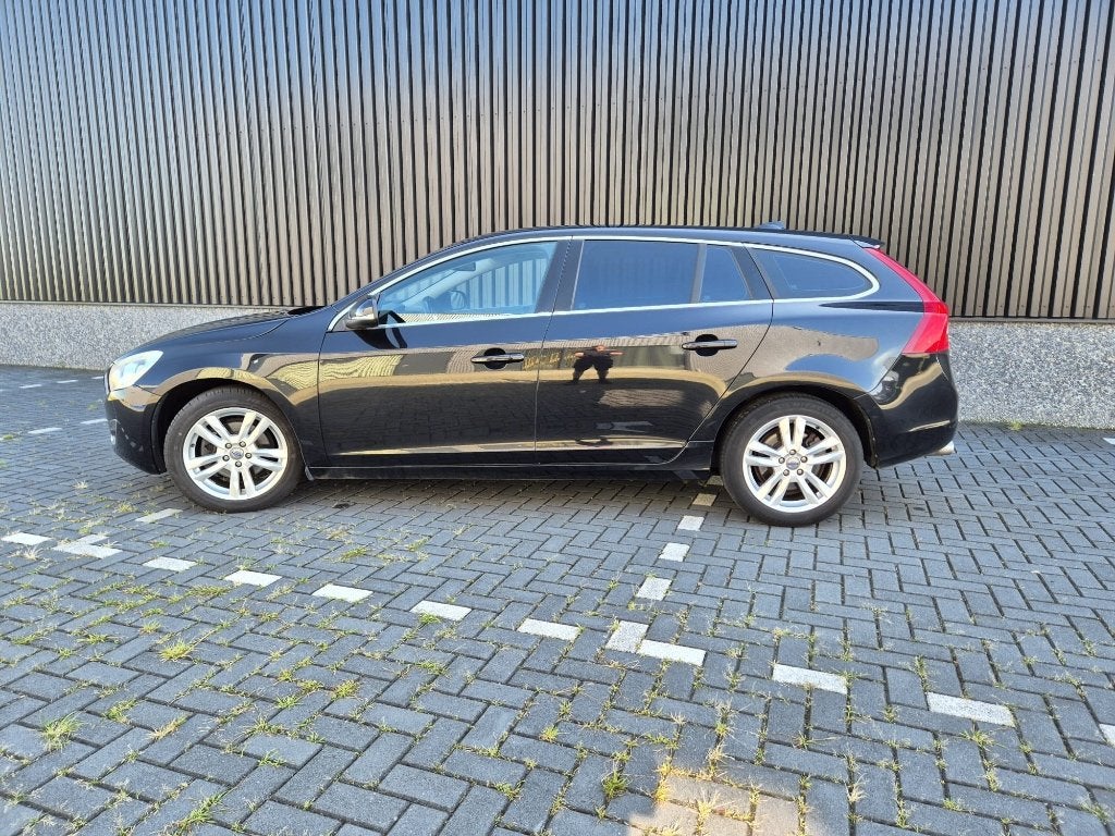Volvo V60 T3 150pk 2012.  Nieuwe apk!!, Auto's, Volvo, Voorwielaandrijving, 1596 cc, 4 cilinders, Zwart