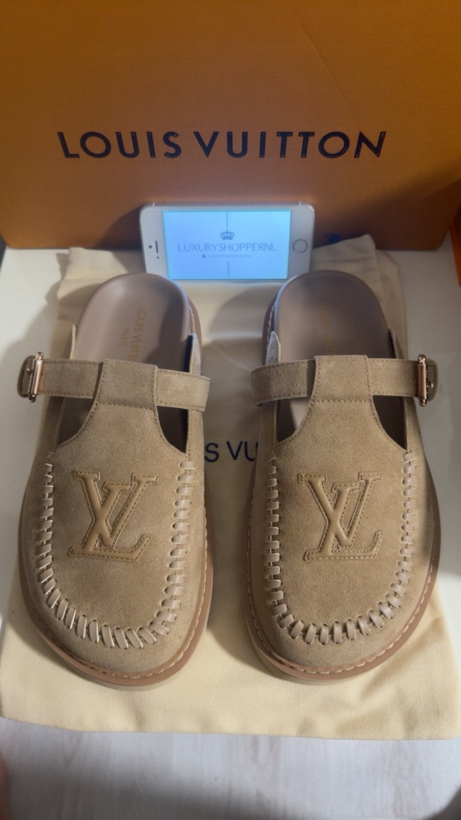 Louis Vuitton, Beige, Nieuw, Ophalen of Verzenden, Sneakers of Gympen