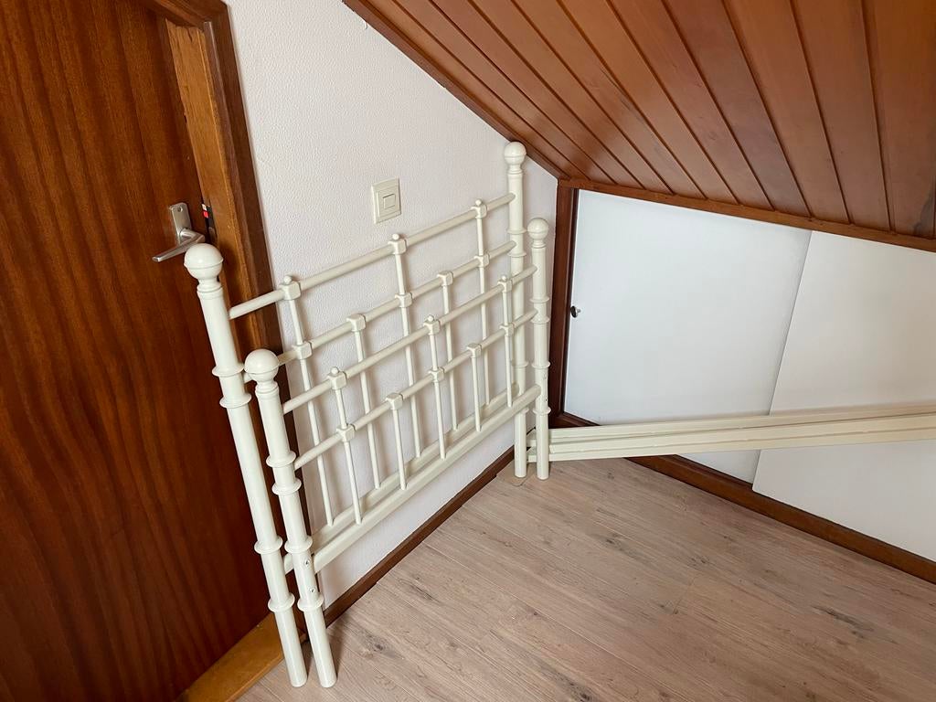Spijlenbed gedemonteerd - Wit metaal, Huis en Inrichting, Slaapkamer | Bedden, Ophalen, Gebruikt, 90 cm, Eenpersoons
