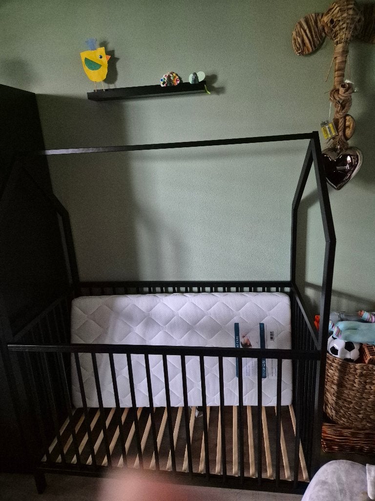Baby bedje zwart, Kinderen en Baby's, Kinderkamer | Bedden, Ophalen, Zo goed als nieuw, Minder dan 140 cm, Matras