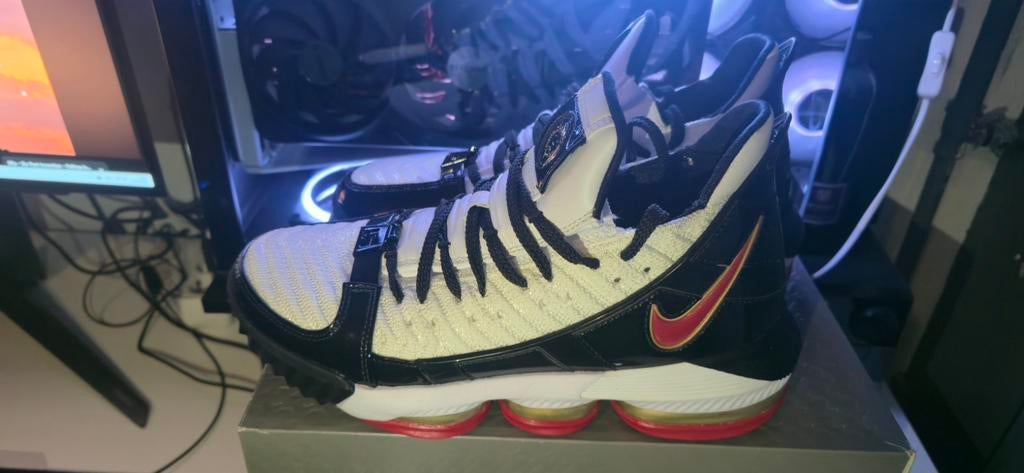 Nike LeBron 16 remix size 42, Ophalen of Verzenden, Zo goed als nieuw, Schoenen