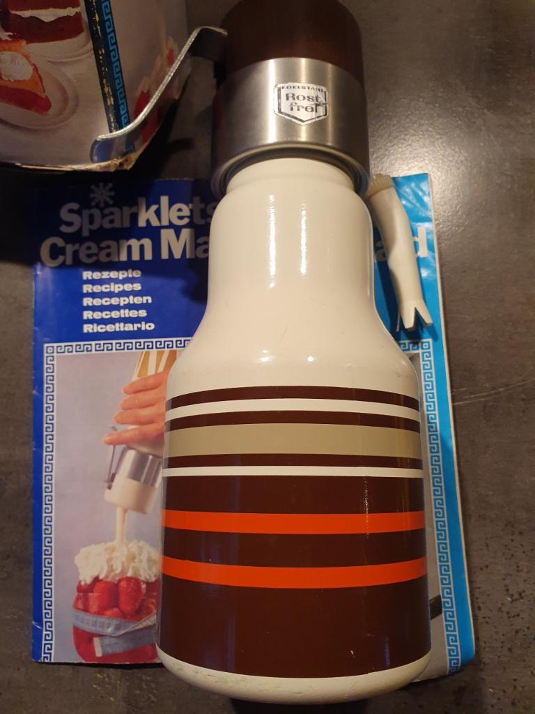 Roestvrijstalen vintage slagroomspuit met receptenboekje, Overige typen, Ophalen of Verzenden, Zo goed als nieuw, Metaal