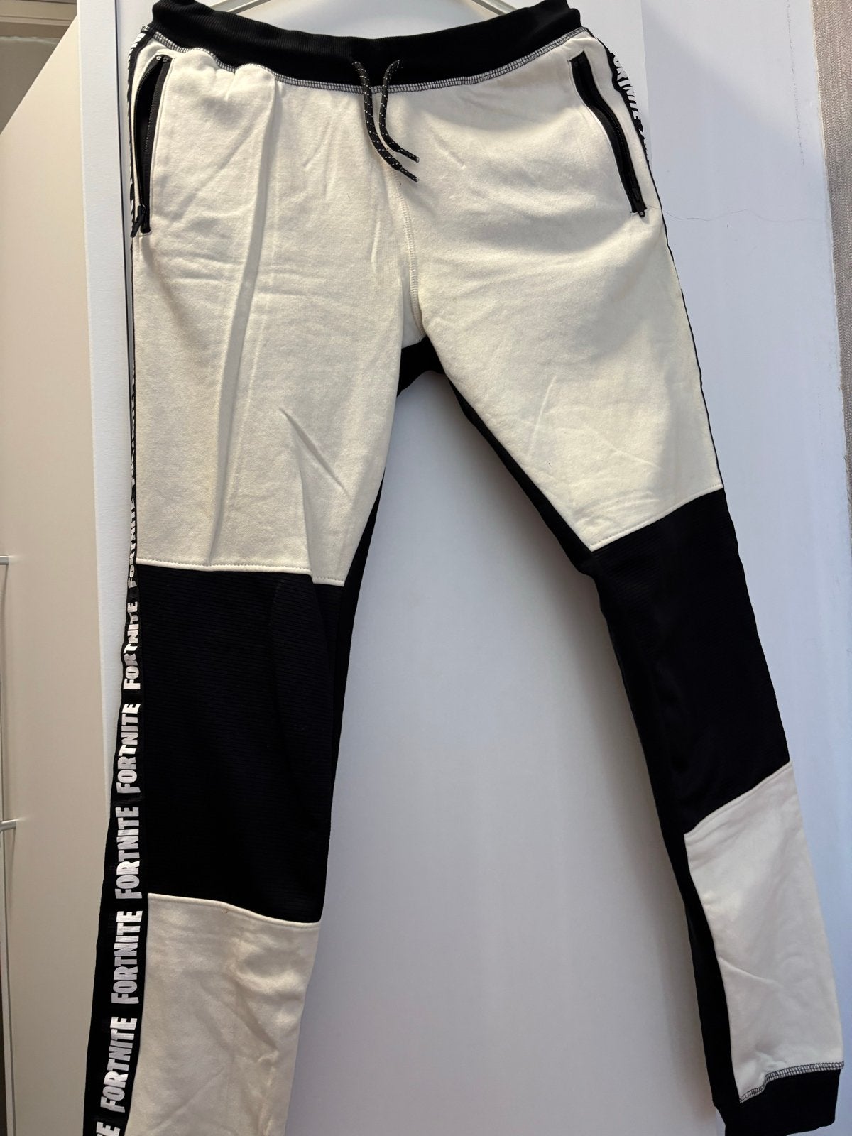 Fortnite Joggingbroek Zwart/Wit - Maat M, Ophalen of Verzenden, Zo goed als nieuw, Maat 48/50 (M), Zwart