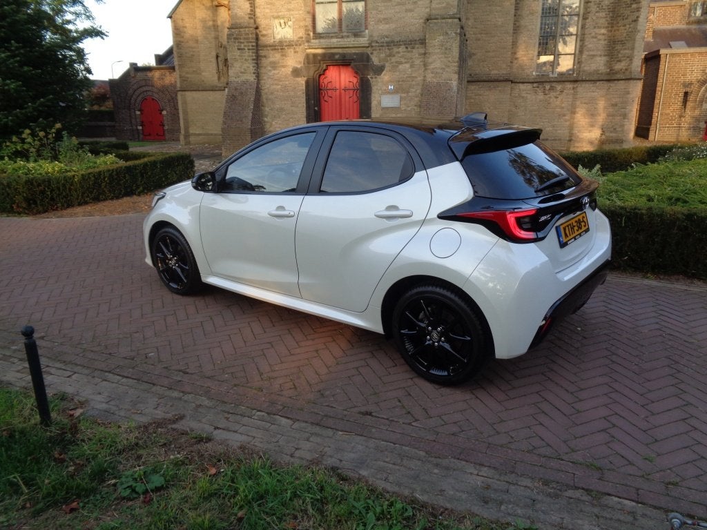 Toyota Yaris 1.5 Hybrid 116pk CVT Executive Sport bij Toyota, Auto's, 450 kg, Bedrijf, 92 pk, 3 cilinders
