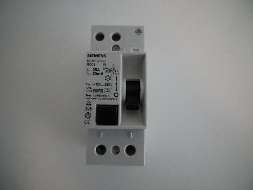 Siemens aardlekschakelaar 25A 2P 5SM1312-6, Ophalen of Verzenden, Gebruikt